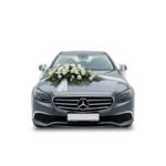 Beyaz Çiçekli Gelin Arabası Süsleme – Şık ve Zarif Tasarım