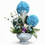 Mavi Gül Topları ve Peluş Figürlü Yapay Aranjman – Mermer Desenli Saksıda Dekoratif Çiçek