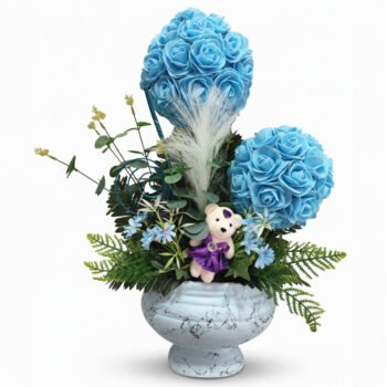 Mavi Gül Topları ve Peluş Figürlü Yapay Aranjman – Mermer Desenli Saksıda Dekoratif Çiçek