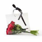 Özel Şeffaf Çantasında 11 Kırmızı Gül – Zarif ve Modern Çiçek Tasarımı